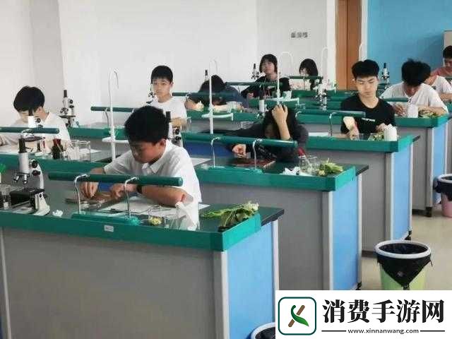 生物老师让班长当教学器材