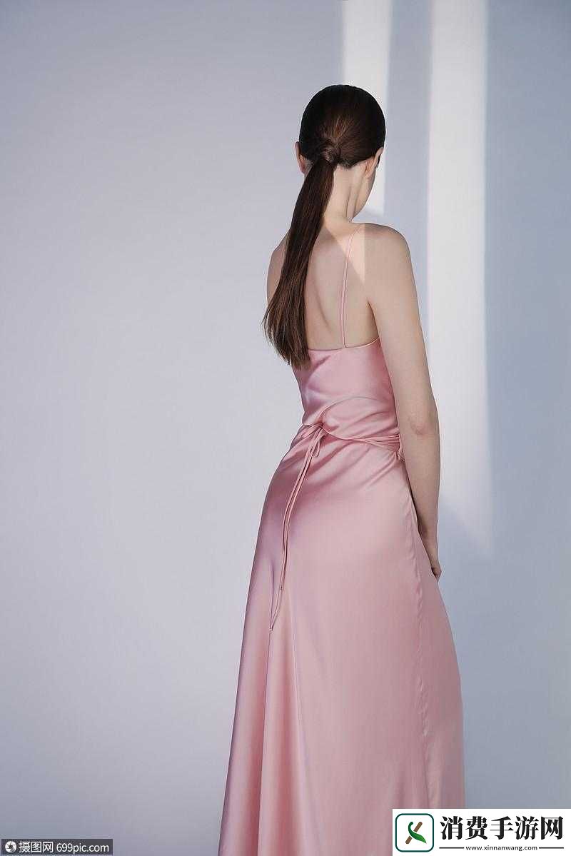 掀起礼服后摆挺入