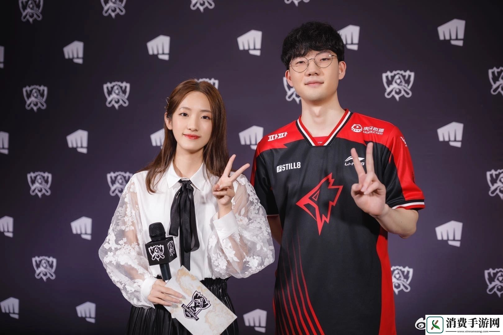 夏安晒与Viper合影