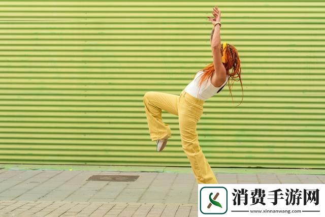腿抬高手不闲