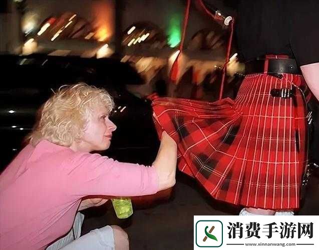 强壮公强行撩开裙子在线观看