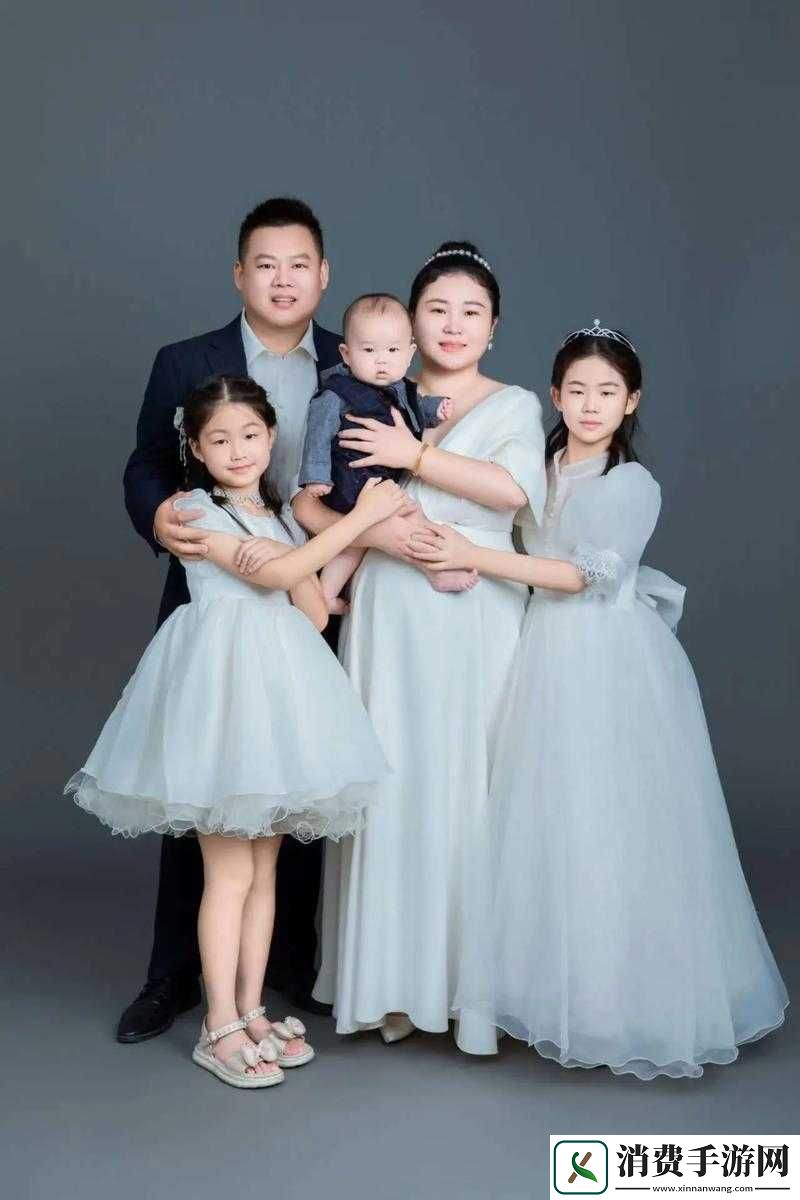 父母儿女一家狂欢乐温馨永相伴