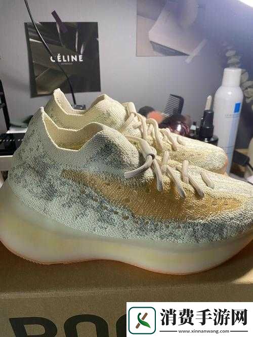 Yeezy380蜜桃粉和白色设计亮点