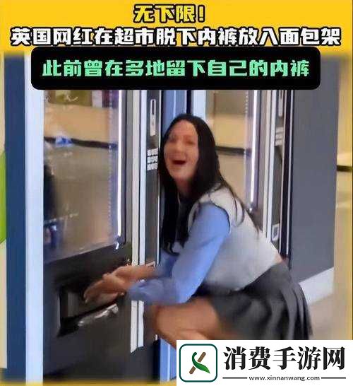 商场大胆**美女裙底小粉内裤都看的很清楚