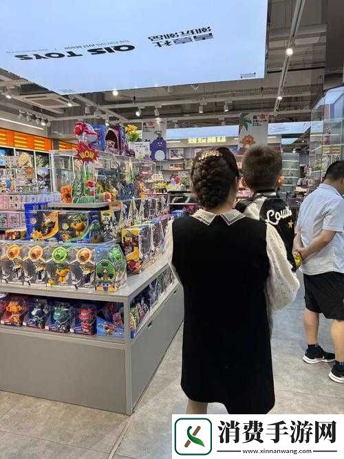 带着小玩具逛街的别样趣味与新奇体验