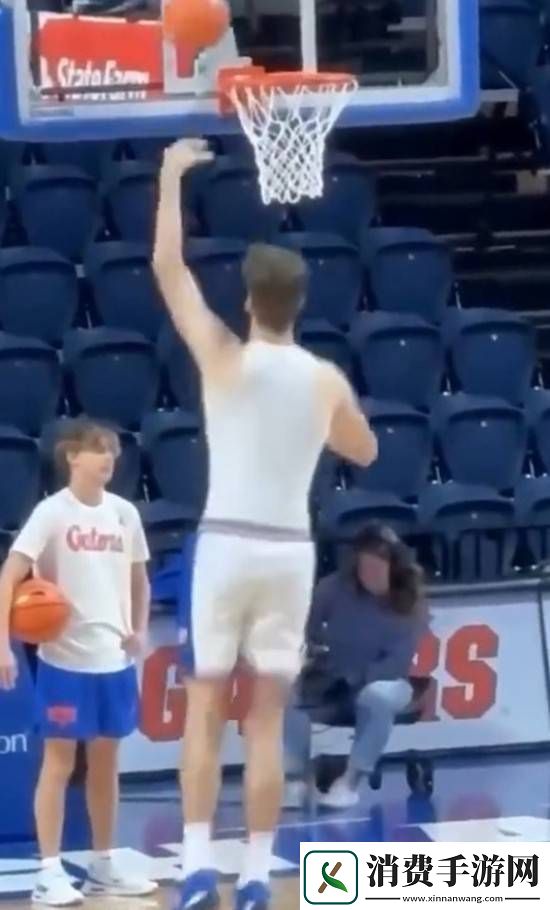 让奥尼尔变成小鱼干的球员出现了