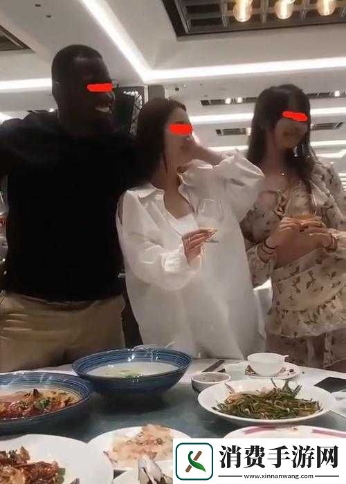 一女子与三名黑人激烈对战女子惨叫连连