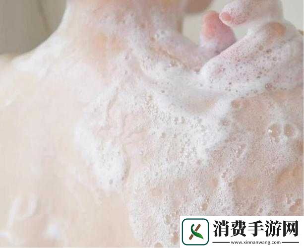 女人洗澡沐浴露全身真实