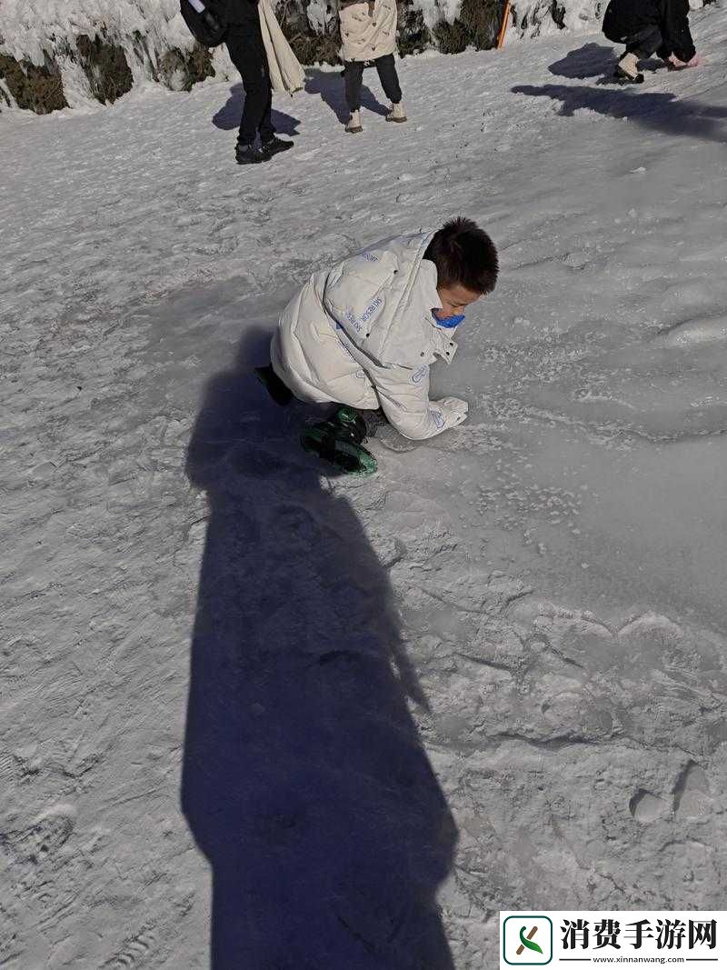 那两团雪球在他的手里究竟有何秘密