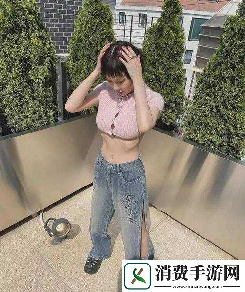 美女惊现咪咪意外露出来引发众人关注