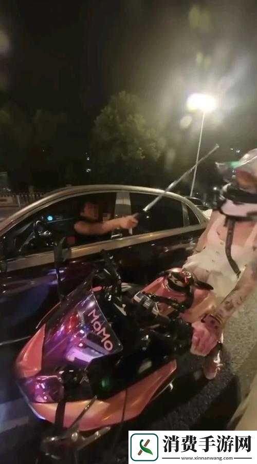 公交车内惊现狂