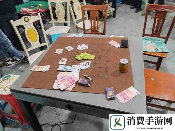 办公室桌子上激烈运动打扑克的荒诞场景