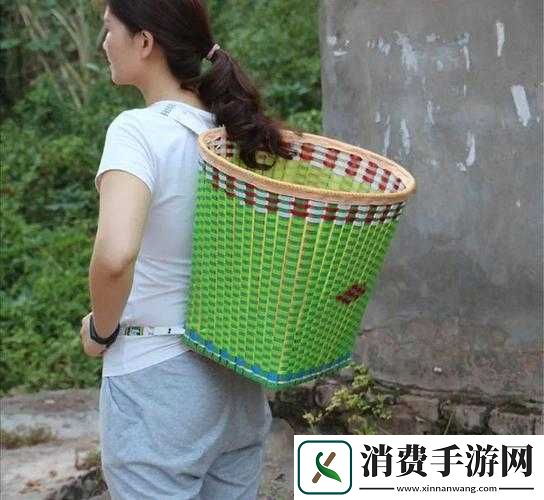 53岁大妈山坡娱乐活动大揭秘