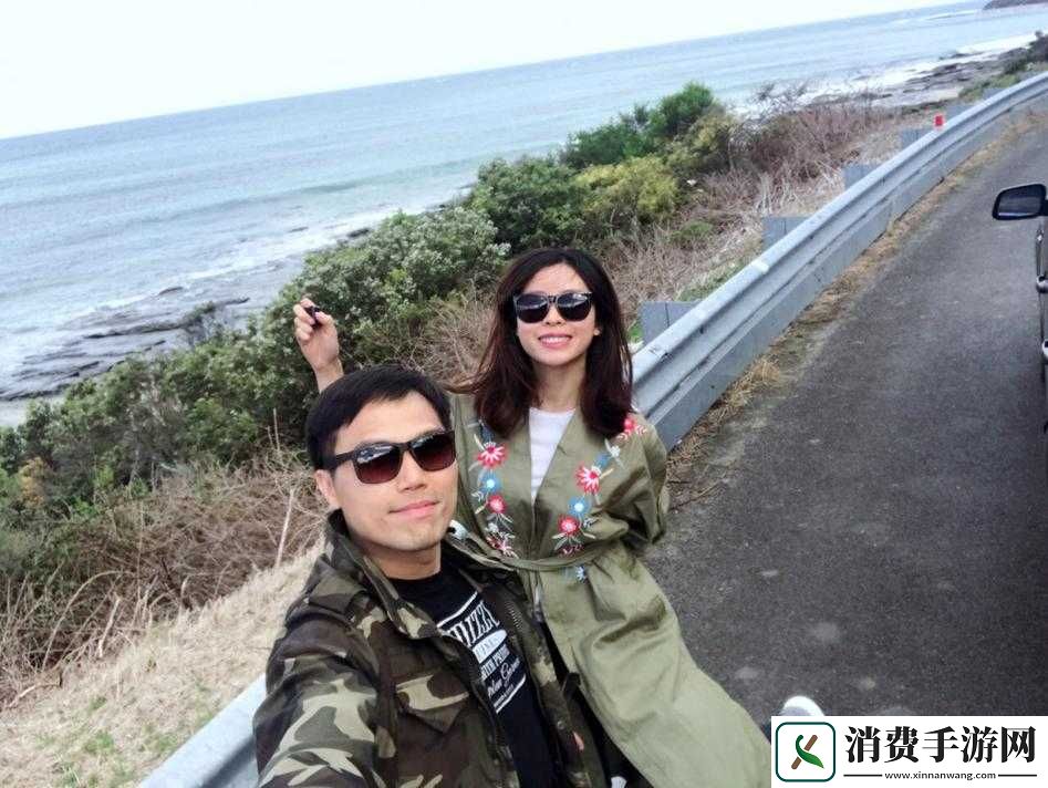 两个男生一个女生结伴出游