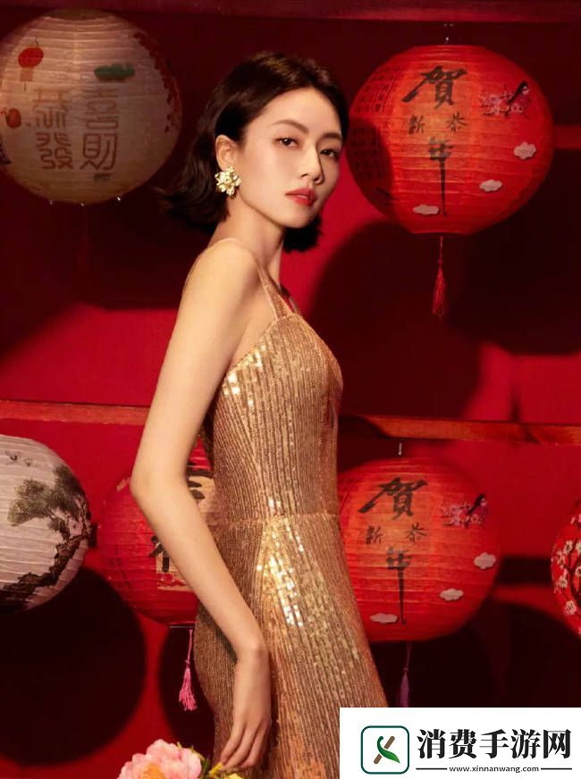 刘惜君身着金色繁花裙闪耀动人