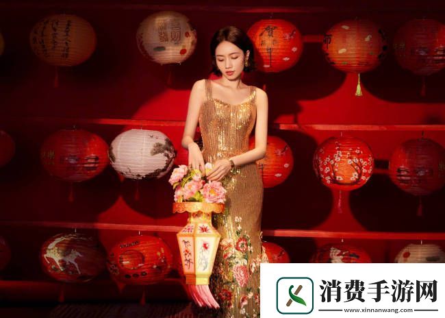 刘惜君身着金色繁花裙闪耀动人