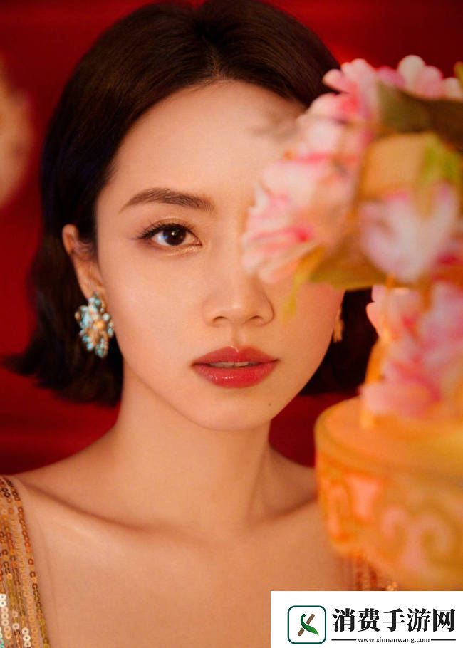 刘惜君身着金色繁花裙闪耀动人