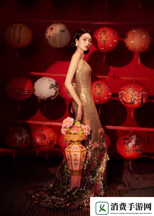 刘惜君身着金色繁花裙闪耀动人