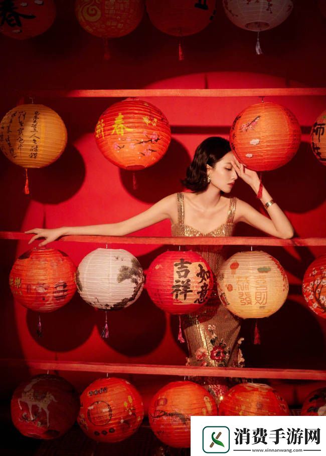 刘惜君身着金色繁花裙闪耀动人