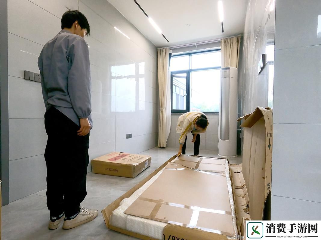 几个装修工人把我压在茶几