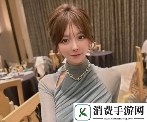 爸爸爬上女儿的肚皮嬉戏乐趣不断网友：温暖家庭时光真美好！