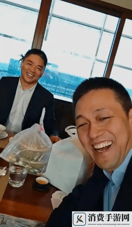刘强东与李斌一起吃外卖