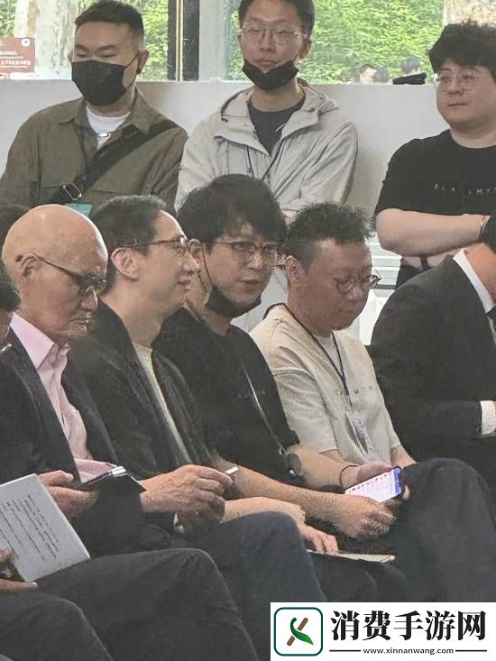 冯骥杨奇艺术展现场照曝光：口罩“焊死”在杨奇下巴上