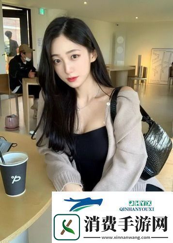 妈妈低着头在厨房做饭友：爱的味道总在这里！